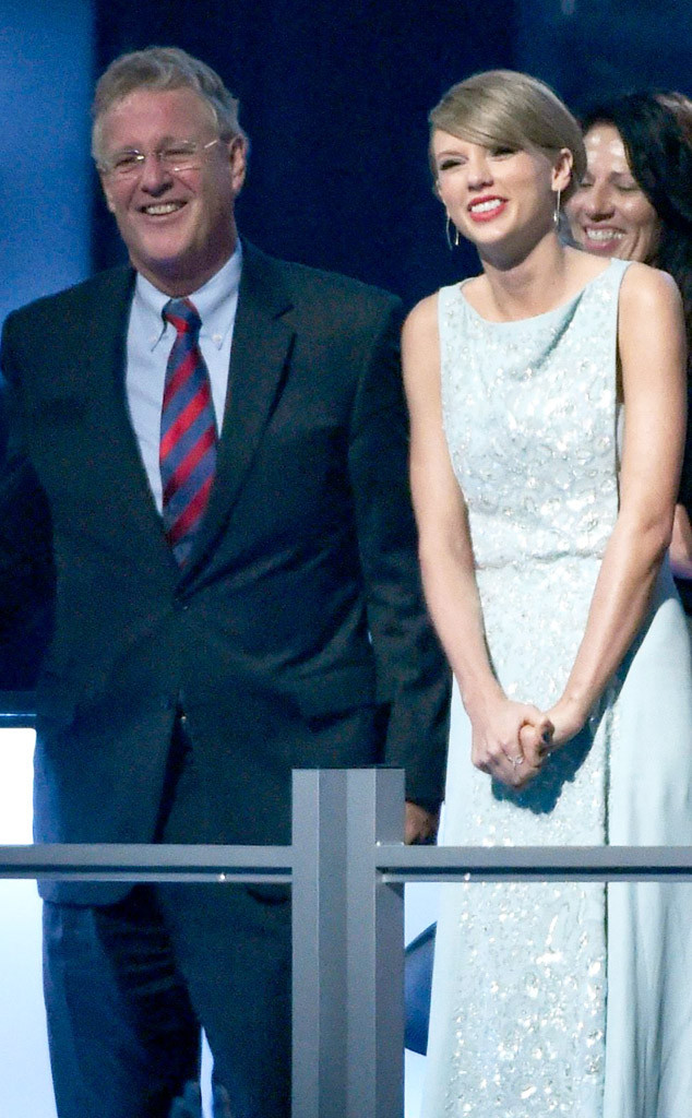 It S A Love Story The History Of Taylor Swift S Fiercely Tight Bond With Her Mom And Dad E Online